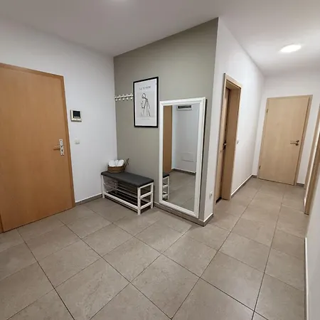 Bright 2br 2bath W Parking Near Coresi Mall Appartamento