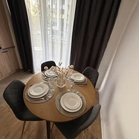 Bright 2br 2bath W Parking Near Coresi Mall 公寓 *